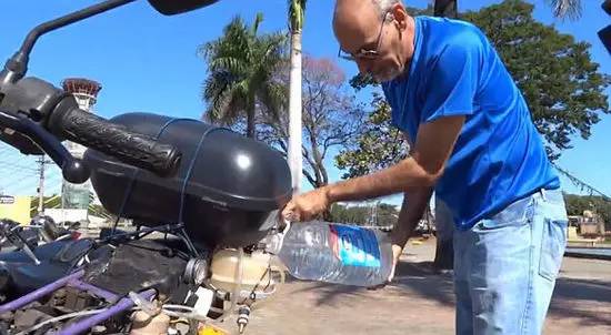 巴西男子研发用水作燃料的摩托车