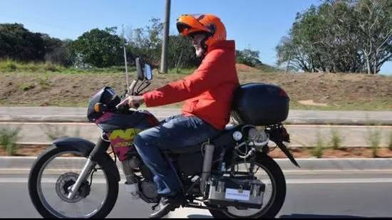 巴西男子研发用水作燃料的摩托车