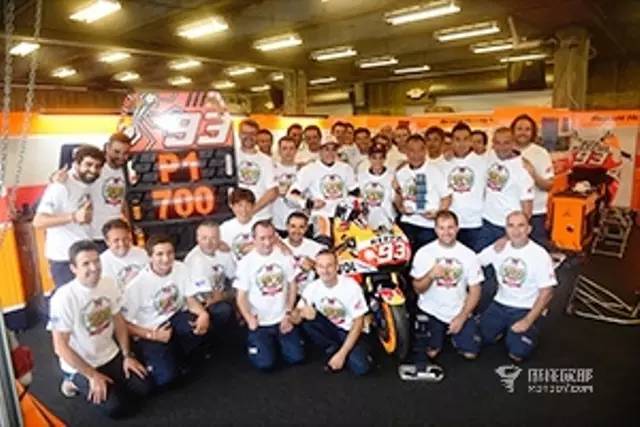本田Honda夺得第700座GP大赛冠军奖杯插图2