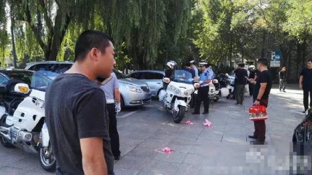 20150919 北京香山 警察查扣多台婚车金翼GL1800