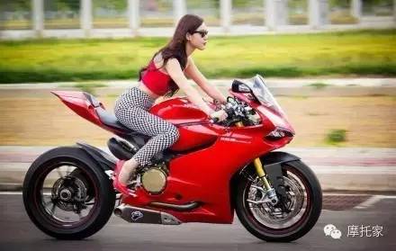 时代变了！姑娘骑摩托车跑车是怎样一种帅气？