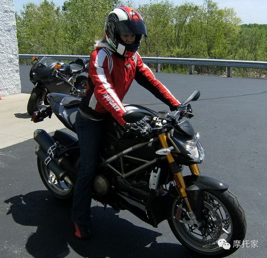时代变了！姑娘骑摩托车跑车是怎样一种帅气？