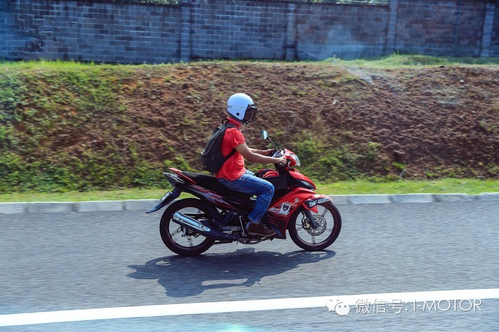 摩托上高速公路很危险? 看看马来西亚吧