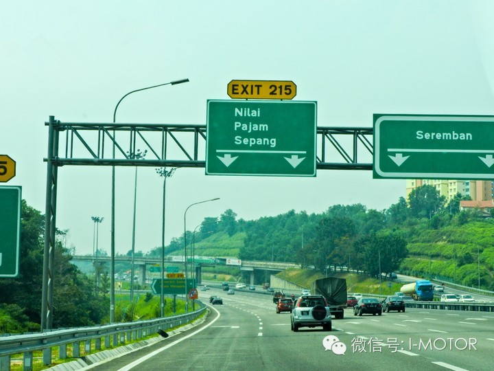 摩托上高速公路很危险? 看看马来西亚吧