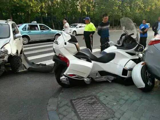 开车撞了个摩的，结果车主说我赔不起他的摩托车！