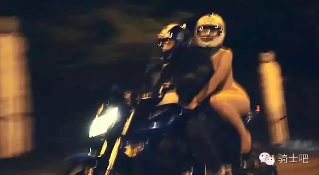 女子夜晚在零下1度的街头裸体骑摩托 引路人震惊