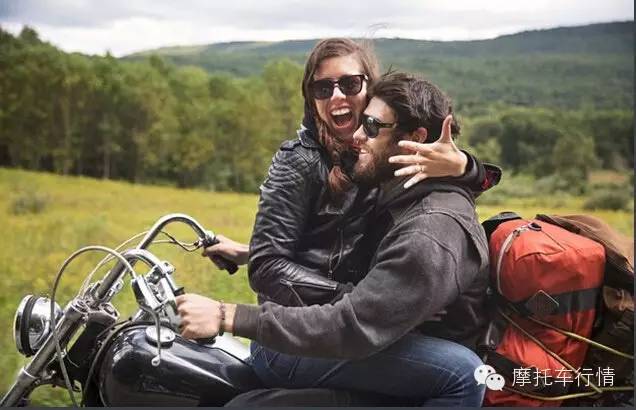 美国摩托车情侣行驶摩托上完成订婚