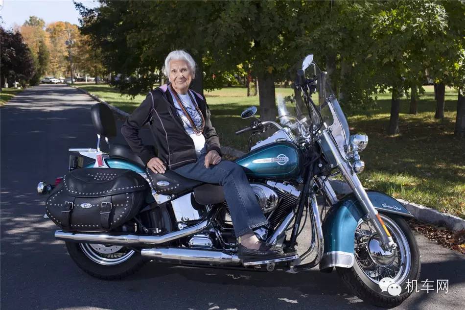 90岁老奶奶，骑上哈雷，轰开油门…