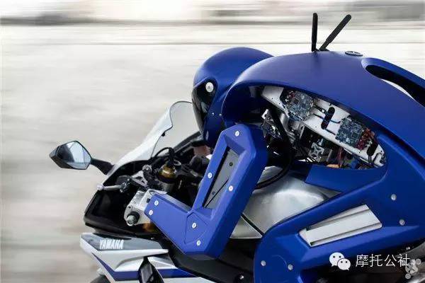 东京车展面面观丨雅马哈逆天黑科技：能骑摩托车的机器人