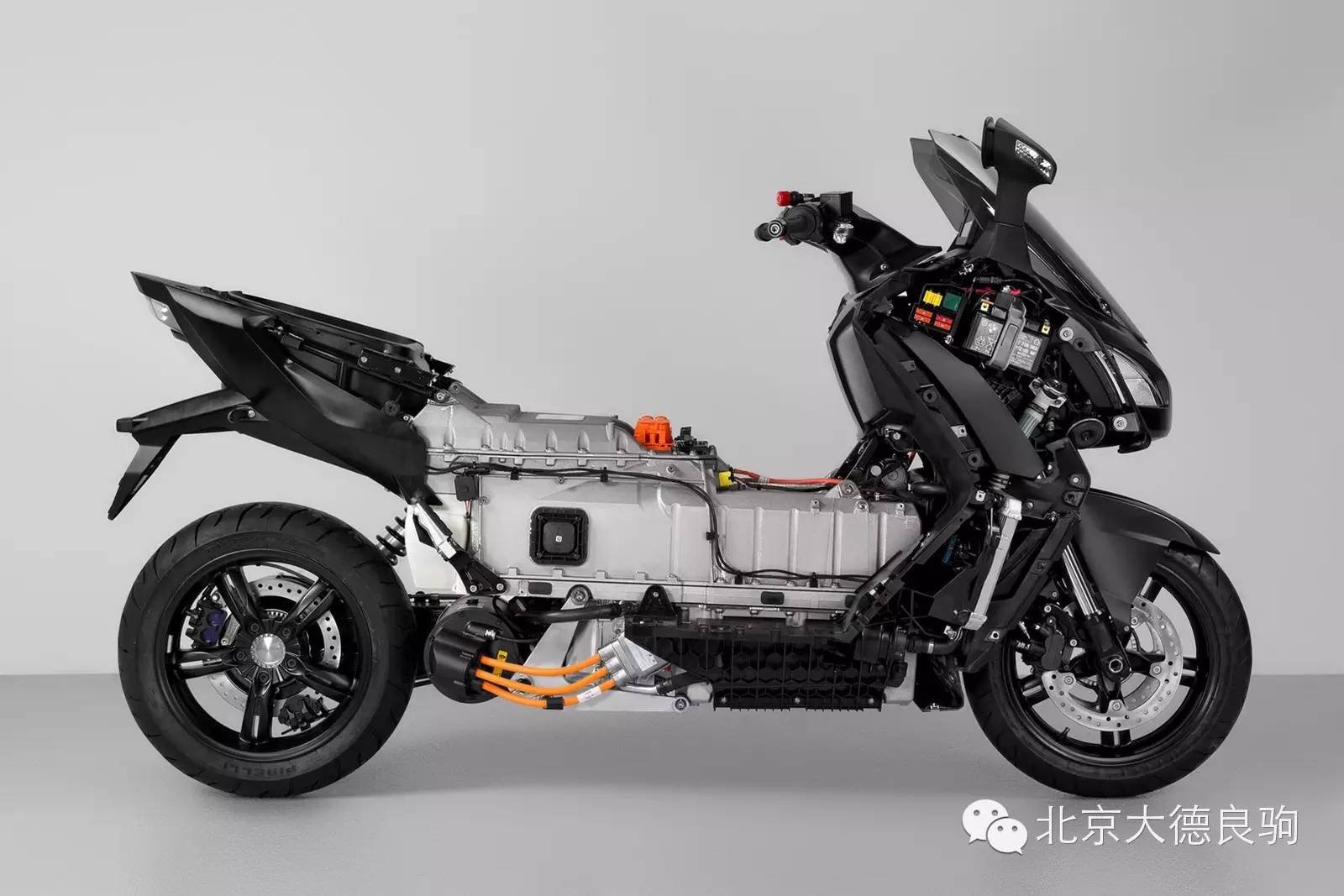 骑乘 BMW C evolution 电动摩托车，加入变革浪潮。