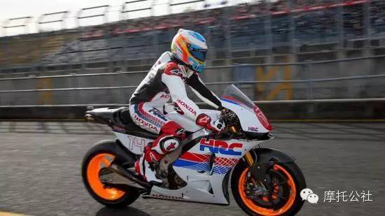 F1大腕也爱摩托车：阿隆索试驾本田MotoGP战车