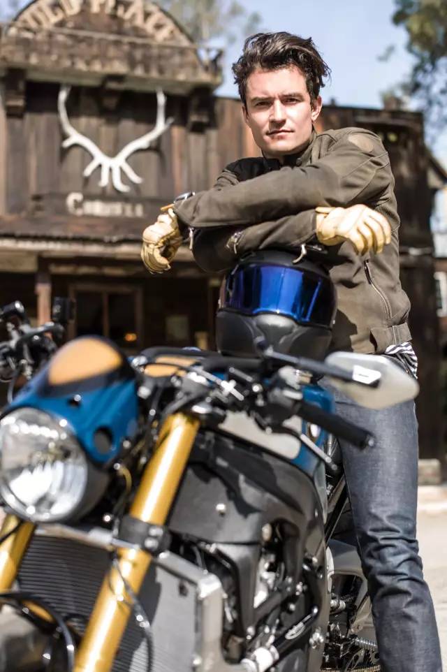 奥兰多•布鲁姆与他心爱的BMW宝马摩托车
