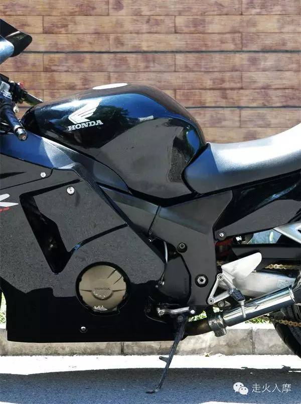 极速320km/h。摩托车界的一代枭雄本田“黑鸟”CBR1100XX