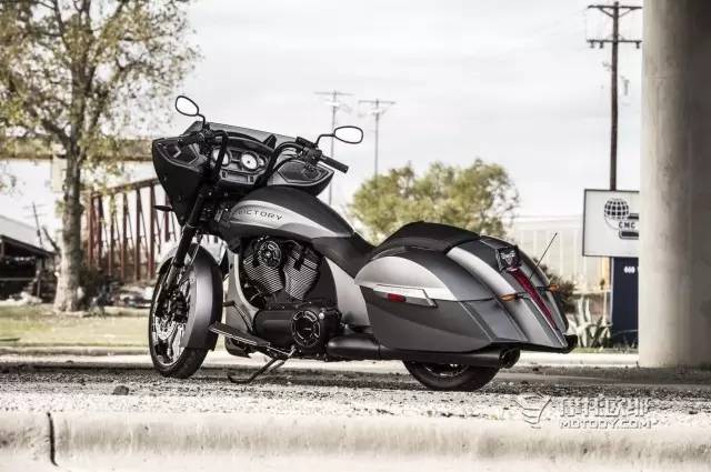 胜利摩托车2016款Magnum X-1换新衣 起价为23,499美元
