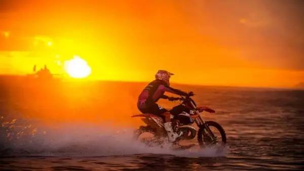 Robbie Maddison，一个驾驶着KTM上天入地的男人