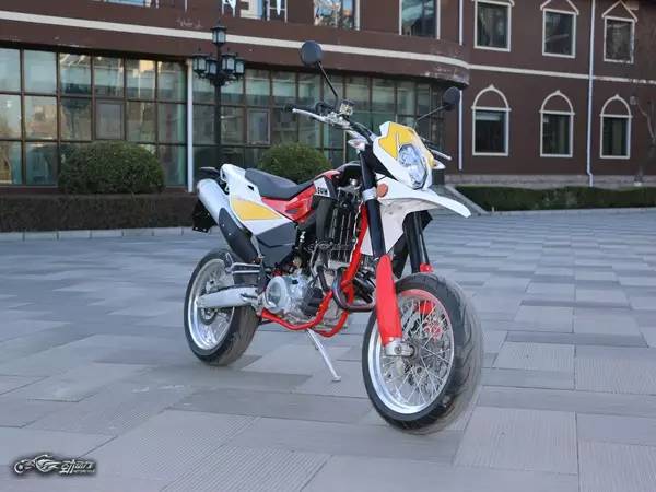 国内首测：SWM SM 650R，首款进口大单缸滑胎摩托车！