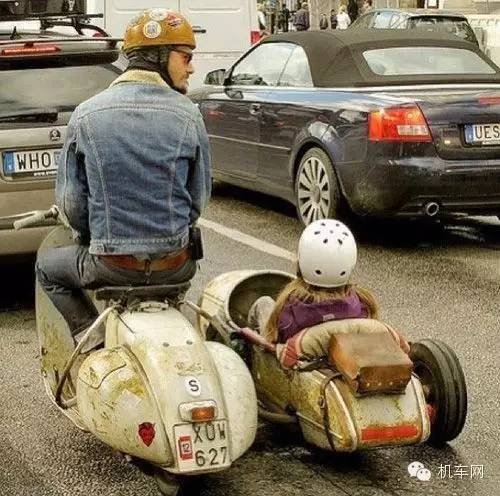 硬汉父亲哭了好几次，因为儿子买来了他渴望的摩托车