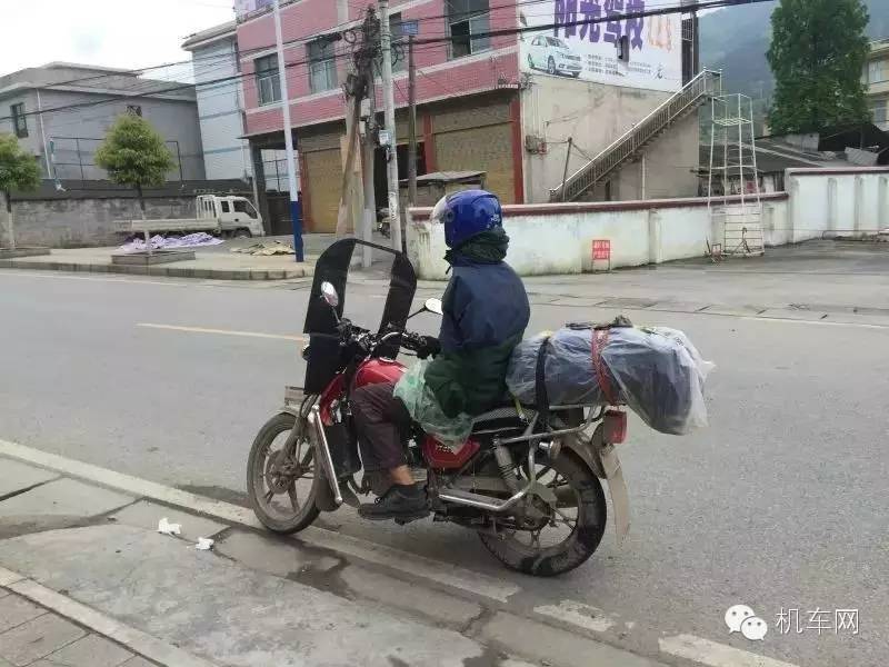 左手残废，他独自一人从英国骑着摩托车来到中国