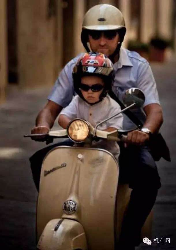 硬汉父亲哭了好几次，因为儿子买来了他渴望的摩托车