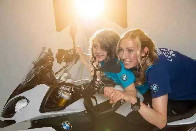 她为赛车狂——女骑士萨比娜与BMW S 1000 RR