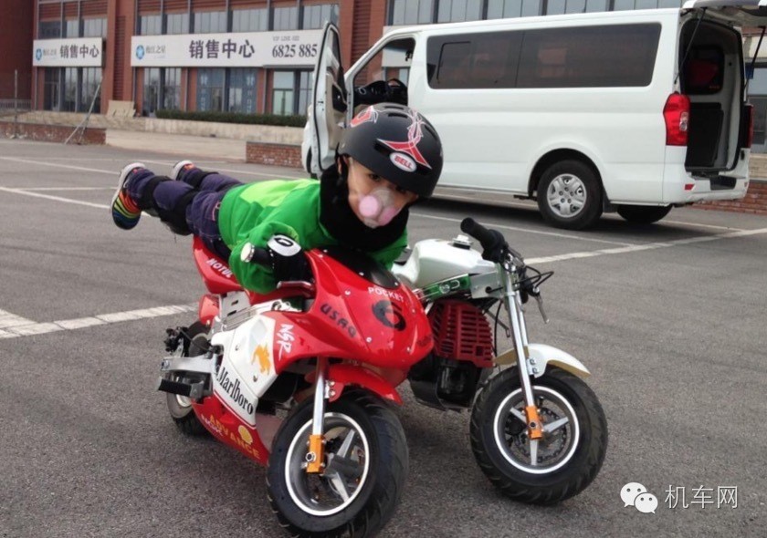 摩爸爸：我和儿子一起去骑摩托车