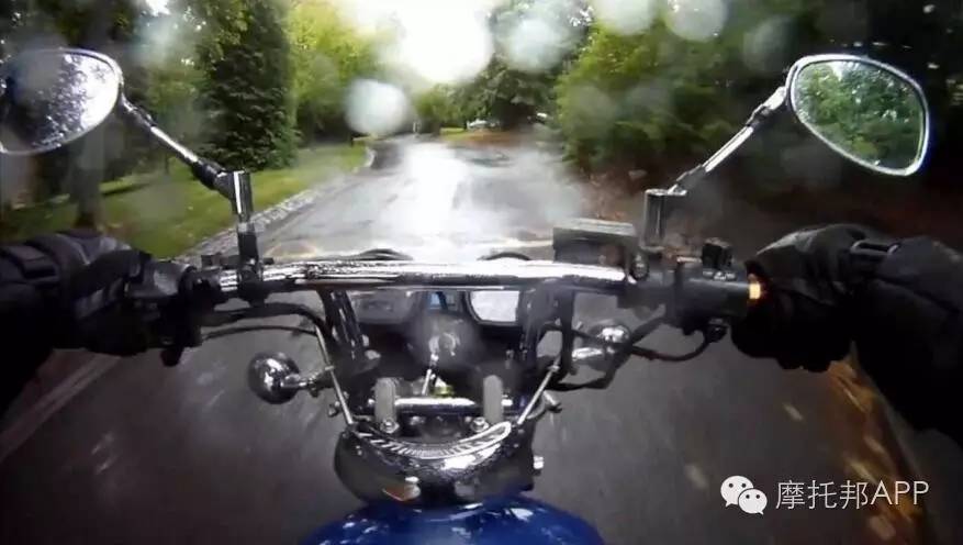 在雨中骑摩托车的5个技巧