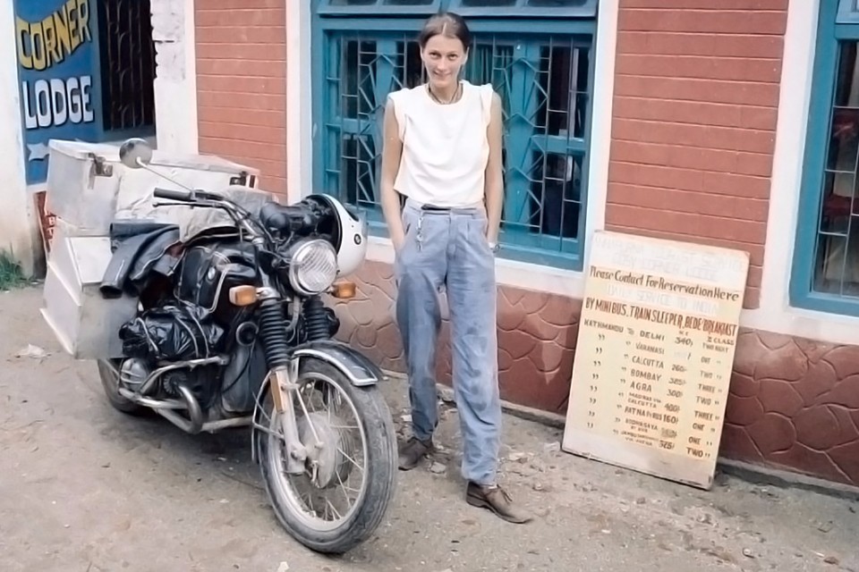 摩托女郎与BMW摩托车的环球骑行之旅