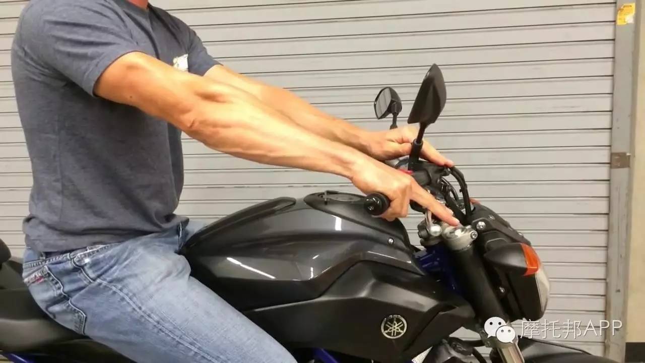 如何调整你摩托车油门和刹车的位置
