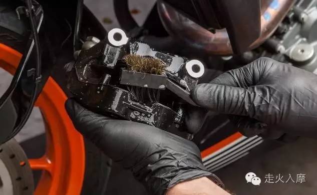 你会自己动手更换摩托车刹车片吗？
