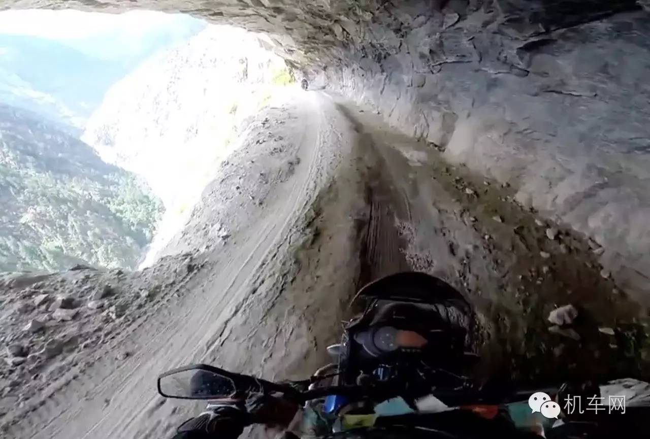别低头，会挂！摩旅小伙骑摩托车穿越悬崖天险