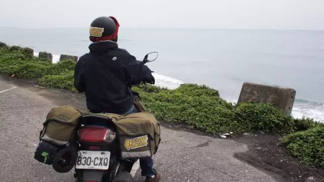                         夕阳下、悬崖边，他骑着摩托车沿着中国边境线看别人看不见的风景