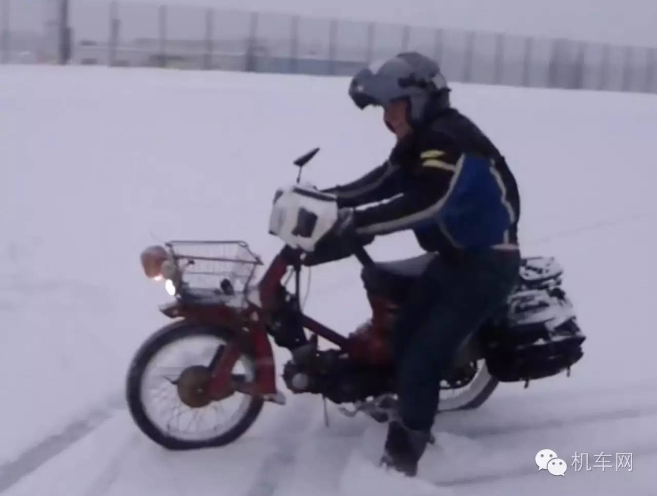                         骑着30岁的本田90cc小摩托，竟然征服了冬天的北极