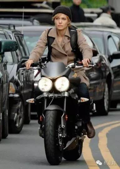                         华人骑摩托体验美国交通，警车礼让钻车缝的骑士