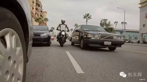                         华人骑摩托体验美国交通，警车礼让钻车缝的骑士