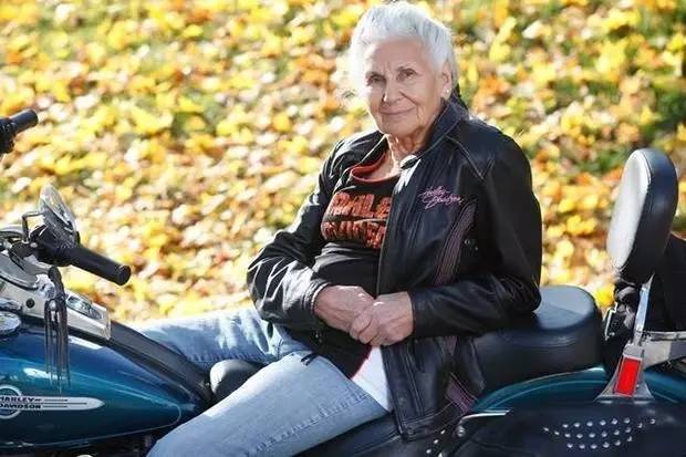 全球最大年纪哈雷其实--90岁的哈雷老奶奶