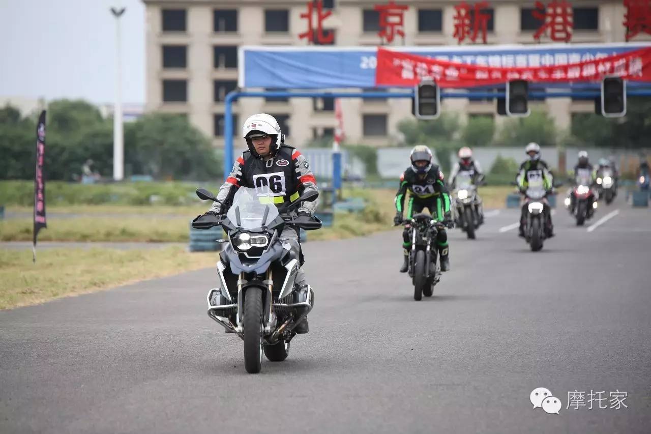 忘掉逆操舵，像鱼一样去骑车——日本机车大神培训手札