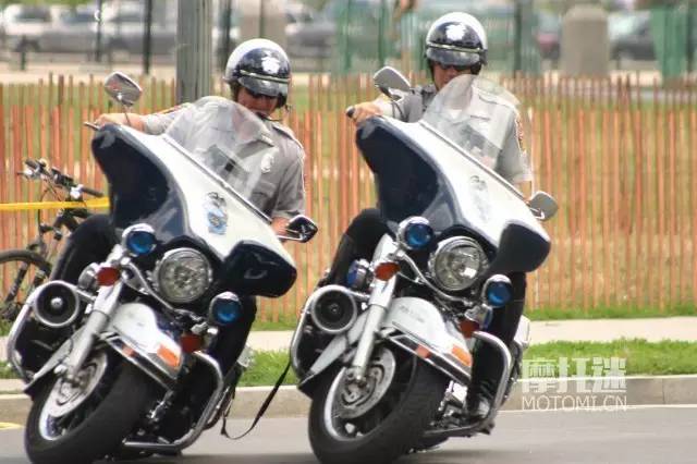 原来美国警察叔叔都是这么练习骑摩托车的……| 纳税人的钱不是钱吗？！