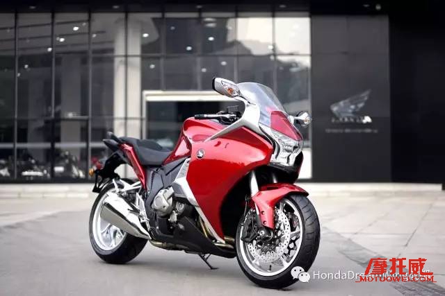                         Honda VFR1200F：没有离合把手的摩托车怎么骑？
