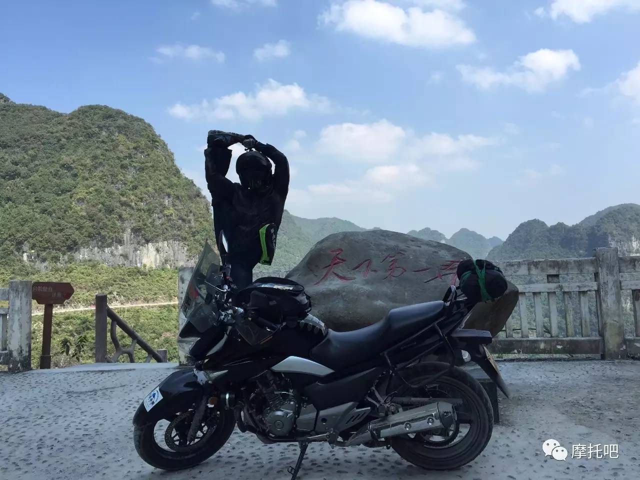                     这位车友骑着摩托车用一字马劈遍全世界，证明自己来过！