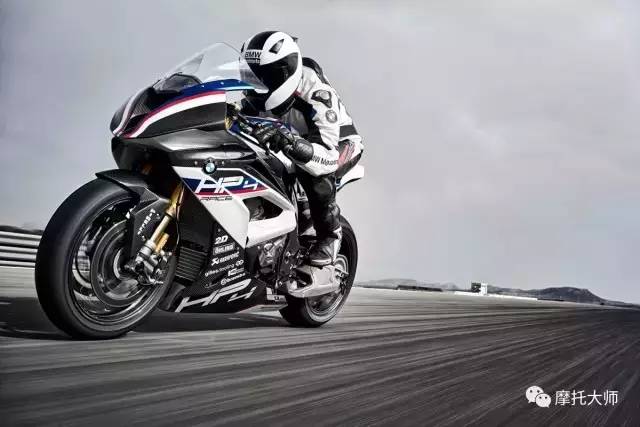                     碳纤化下不言而喻的极致操控体验：BMW HP4 Race 全球首驾报告
