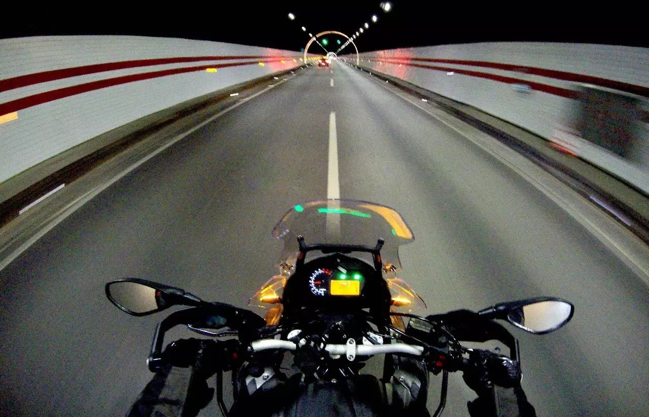     如何正确使用摩托车后视镜