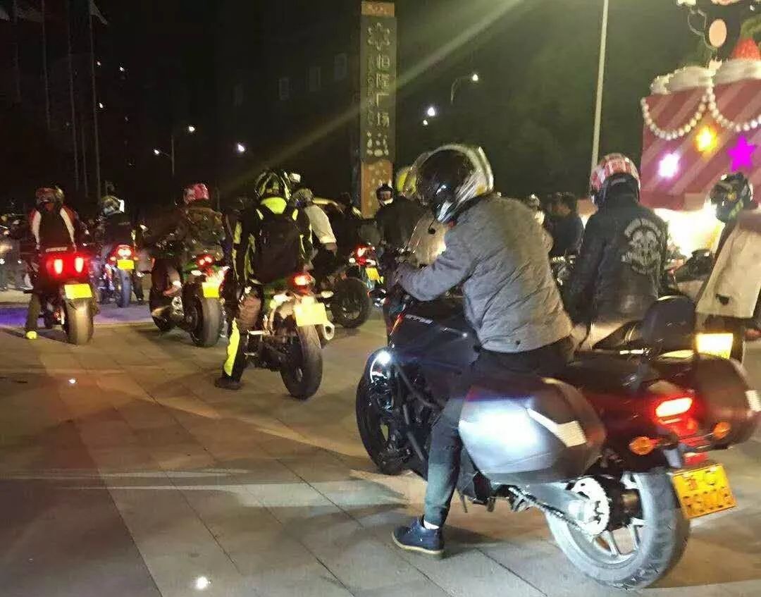                     杭州，上百人騎著摩托車，看了一場電影