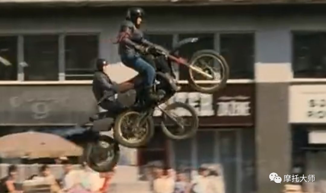 这个骑摩托车的中国人，成功撬翻了牛顿的棺材板！