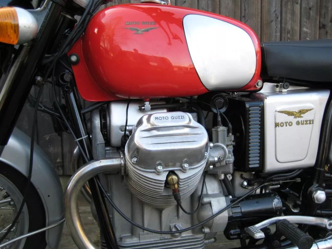 Moto Guzzi  强劲的横置 V 型双缸发动机到底有多大魅力？