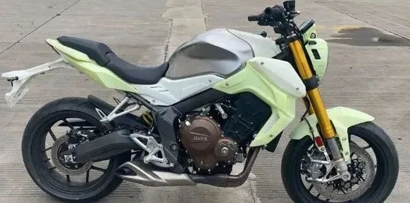 国产四缸800，挖了CB650R的墙角