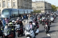 法国摩托车主骑车示威 抗议新能源法案限制两轮车辆