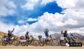 摩托车骑行在西藏线上