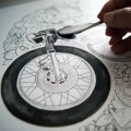 女艺术家笔下创作出神奇的手绘摩托车