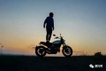                     这位车友骑着摩托车用一字马劈遍全世界，证明自己来过！