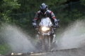  邂逅雨天，BMW摩托车骑士怎样应变？